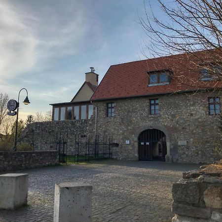 Huszarvar Hotel Kastelyszallo Серенч Экстерьер фото