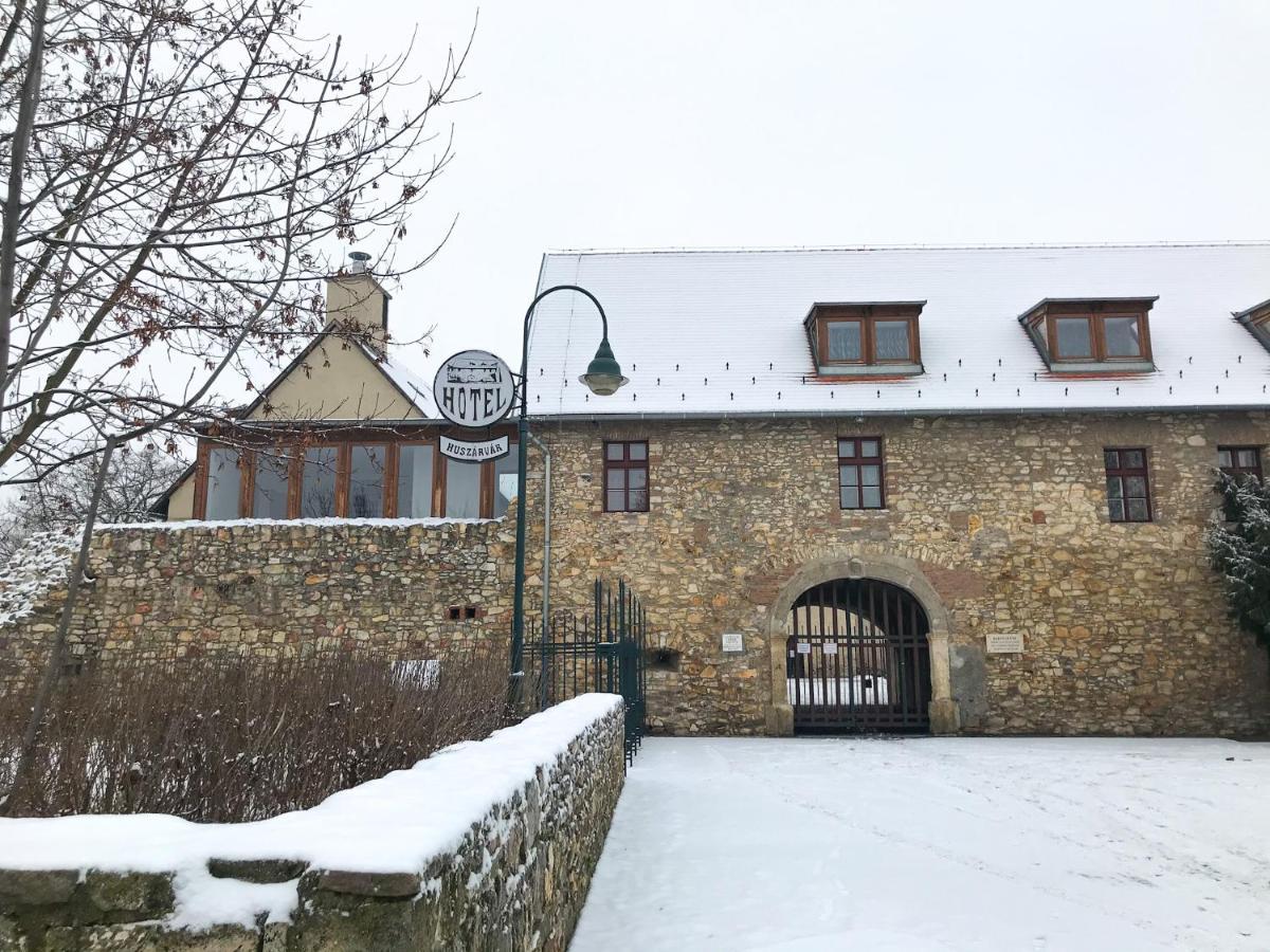 Huszarvar Hotel Kastelyszallo Серенч Экстерьер фото