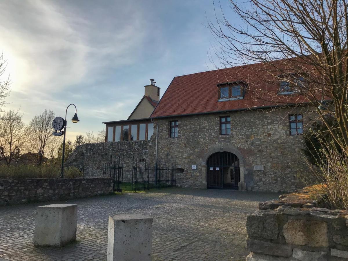 Huszarvar Hotel Kastelyszallo Серенч Экстерьер фото