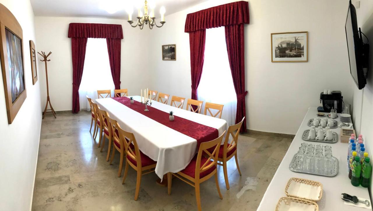Huszarvar Hotel Kastelyszallo Серенч Экстерьер фото