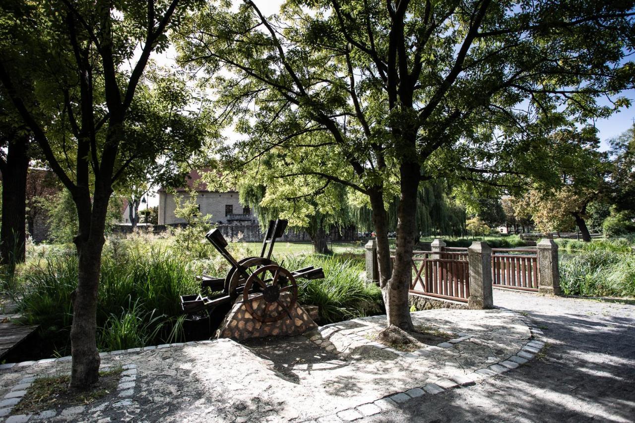 Huszarvar Hotel Kastelyszallo Серенч Экстерьер фото