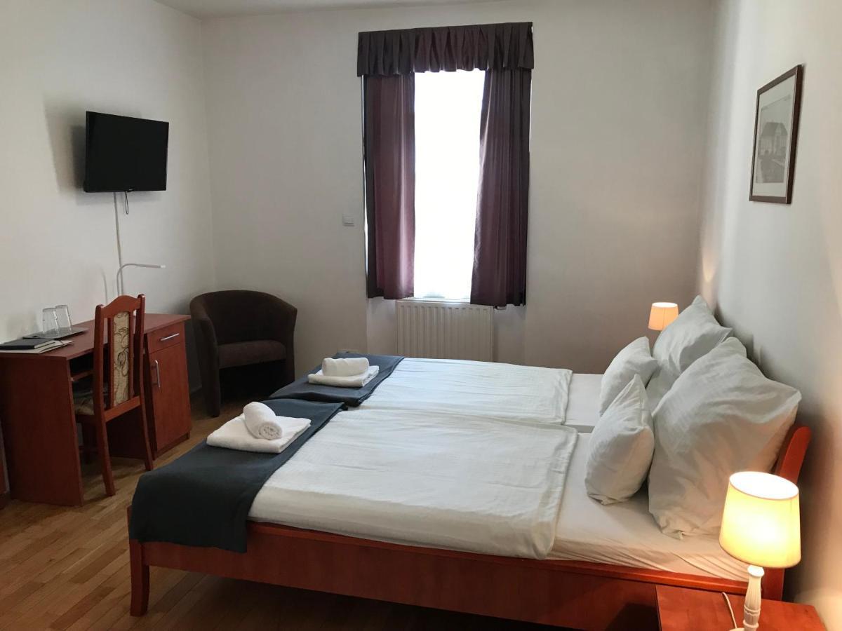 Huszarvar Hotel Kastelyszallo Серенч Экстерьер фото