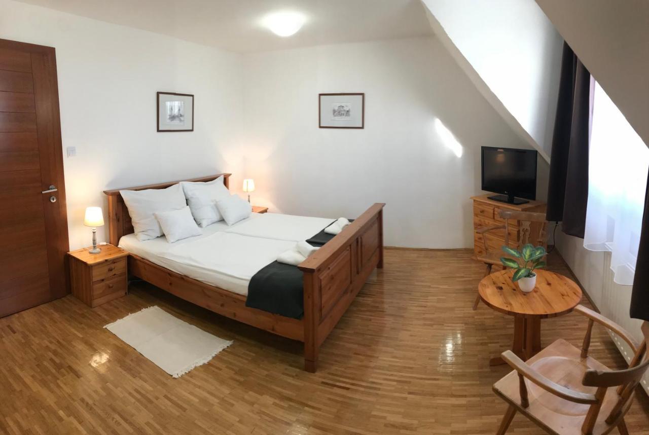 Huszarvar Hotel Kastelyszallo Серенч Экстерьер фото