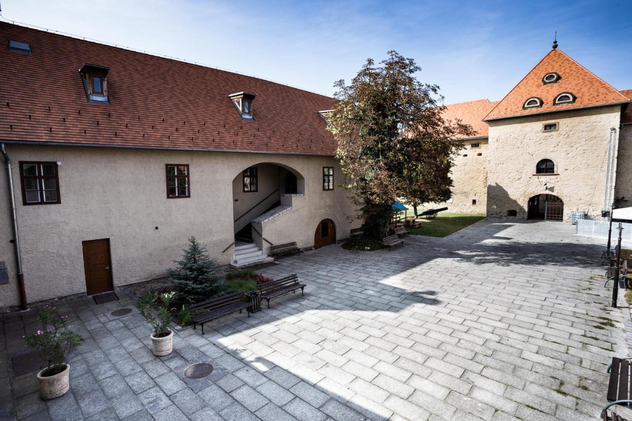Huszarvar Hotel Kastelyszallo Серенч Экстерьер фото