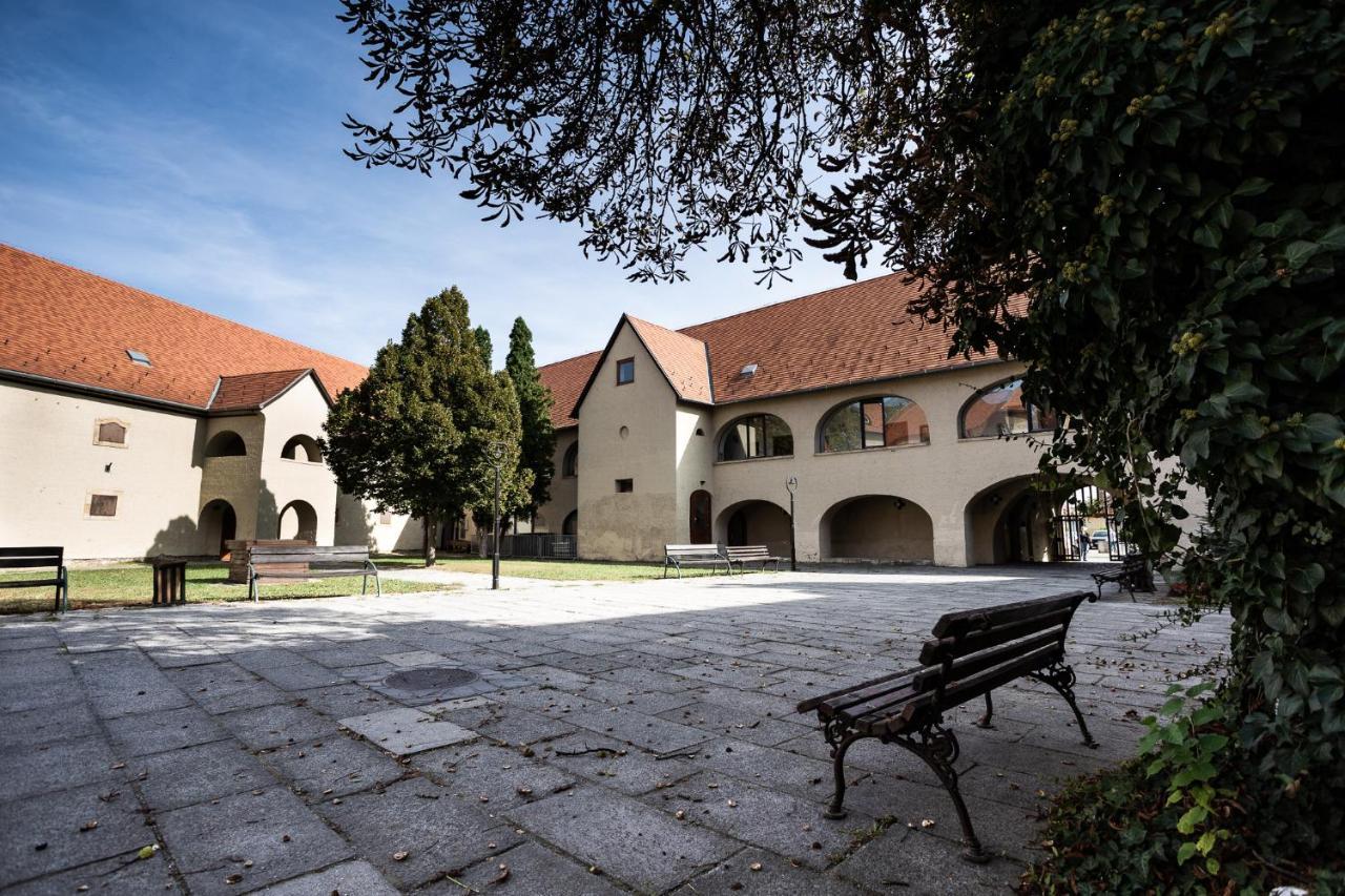 Huszarvar Hotel Kastelyszallo Серенч Экстерьер фото
