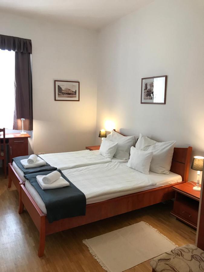 Huszarvar Hotel Kastelyszallo Серенч Экстерьер фото