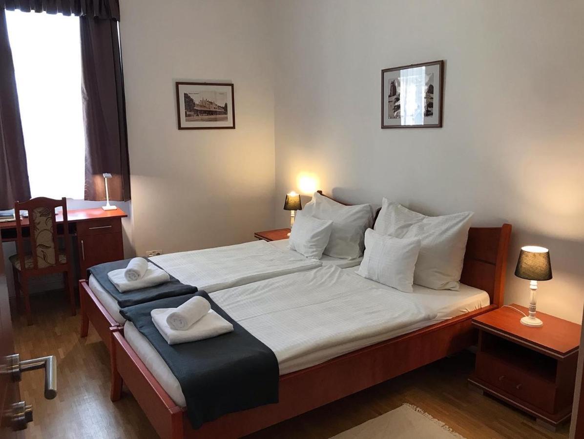 Huszarvar Hotel Kastelyszallo Серенч Экстерьер фото