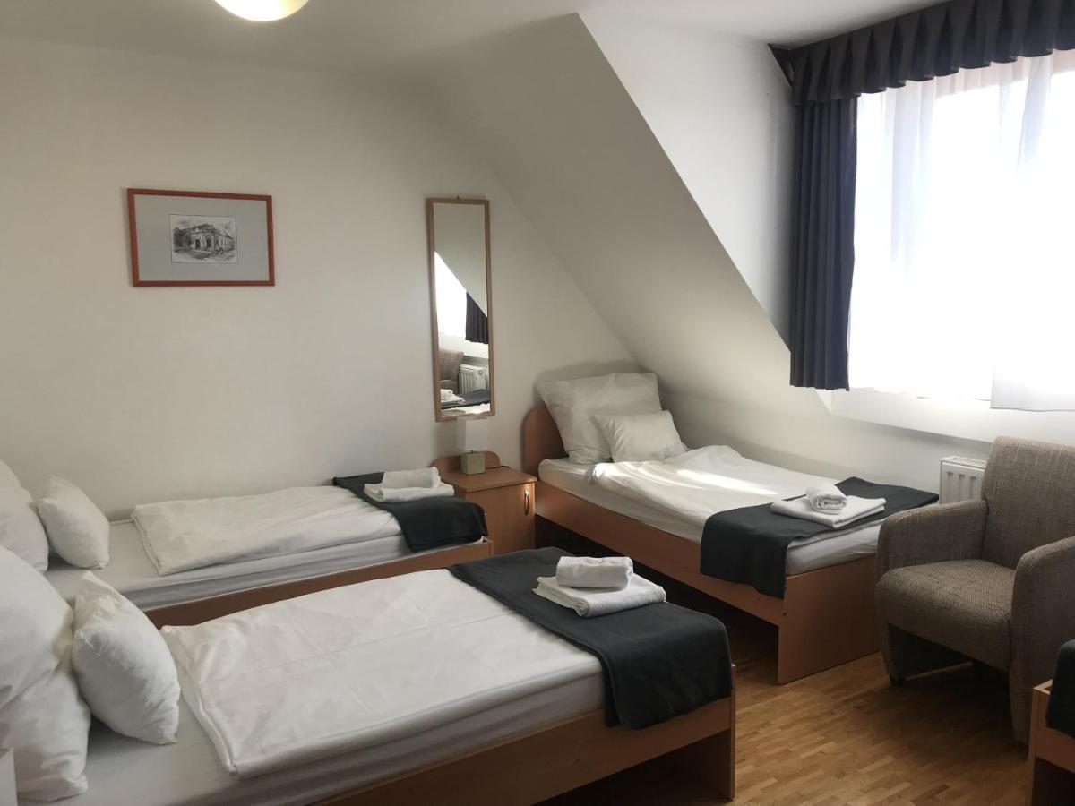 Huszarvar Hotel Kastelyszallo Серенч Экстерьер фото