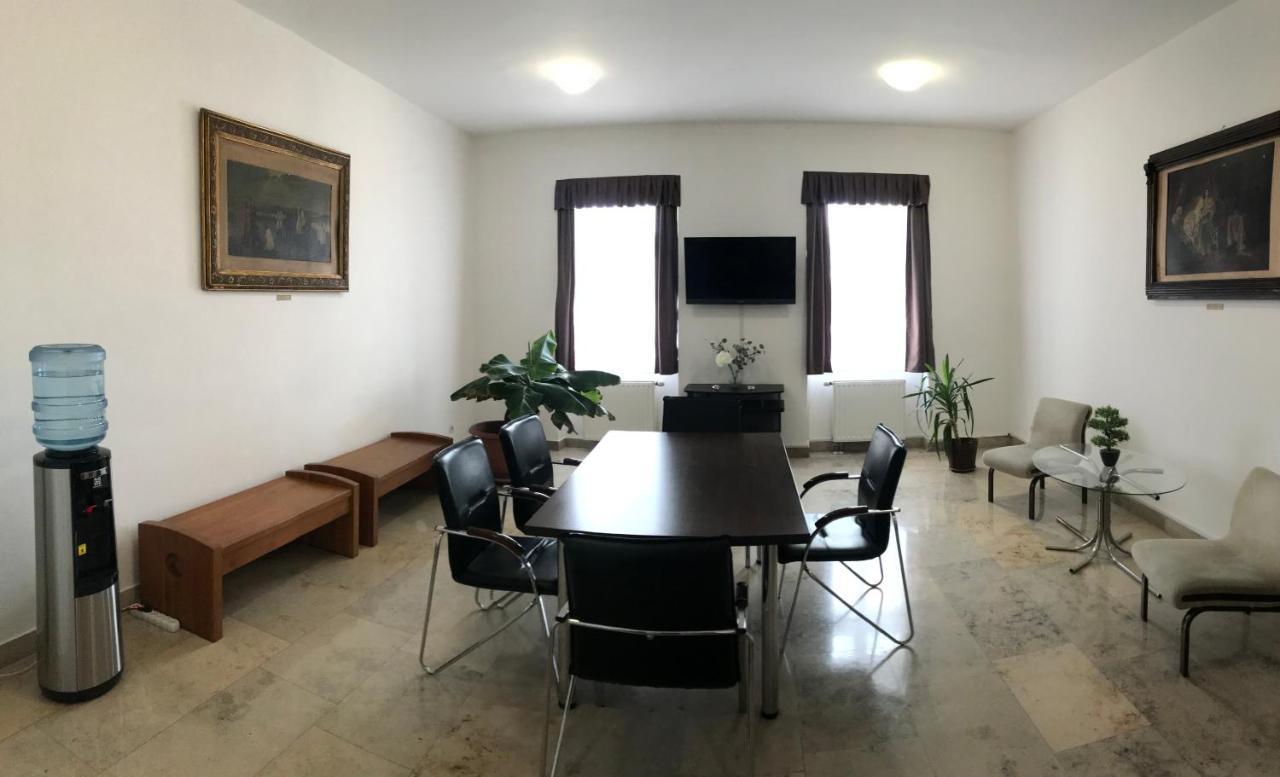 Huszarvar Hotel Kastelyszallo Серенч Экстерьер фото
