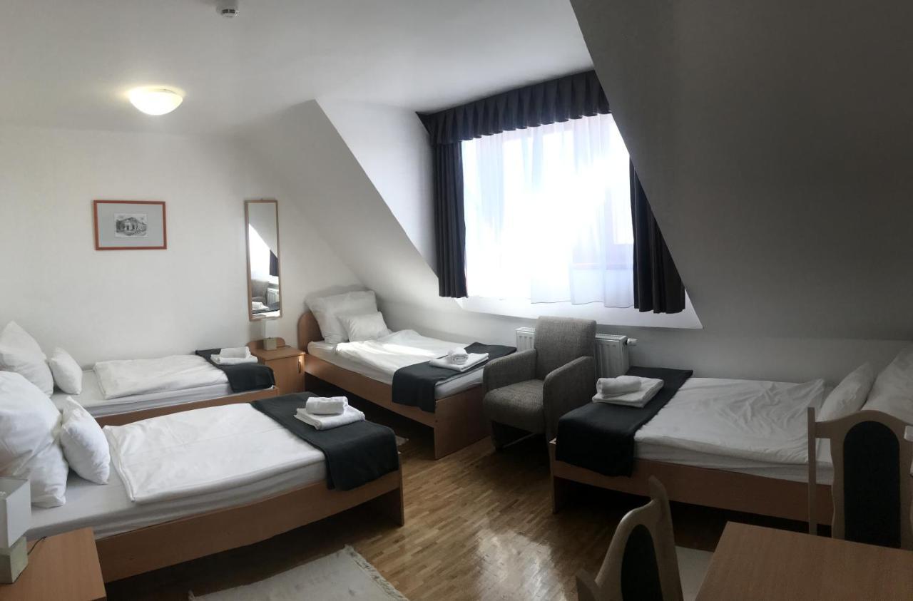 Huszarvar Hotel Kastelyszallo Серенч Экстерьер фото