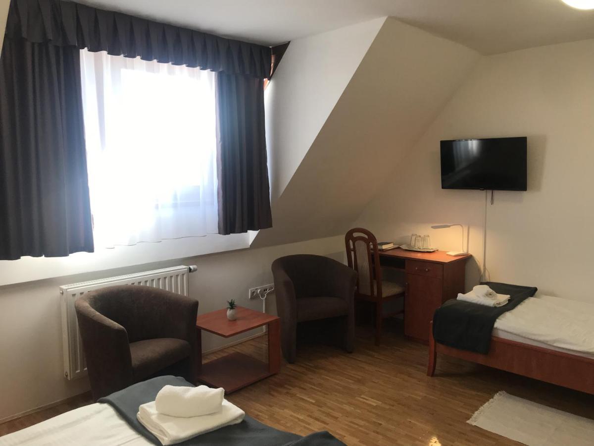 Huszarvar Hotel Kastelyszallo Серенч Экстерьер фото