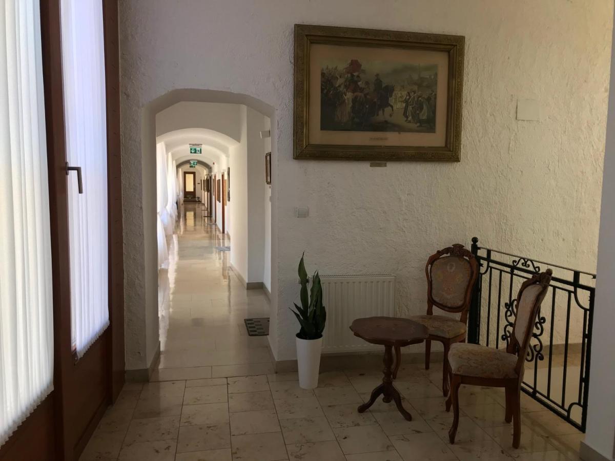 Huszarvar Hotel Kastelyszallo Серенч Экстерьер фото