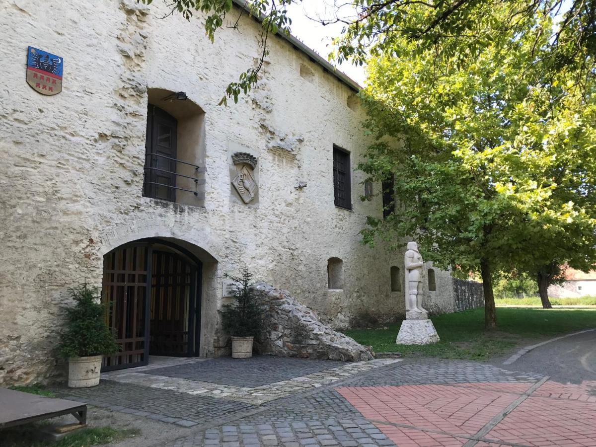 Huszarvar Hotel Kastelyszallo Серенч Экстерьер фото