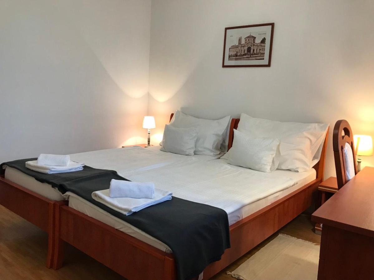Huszarvar Hotel Kastelyszallo Серенч Экстерьер фото
