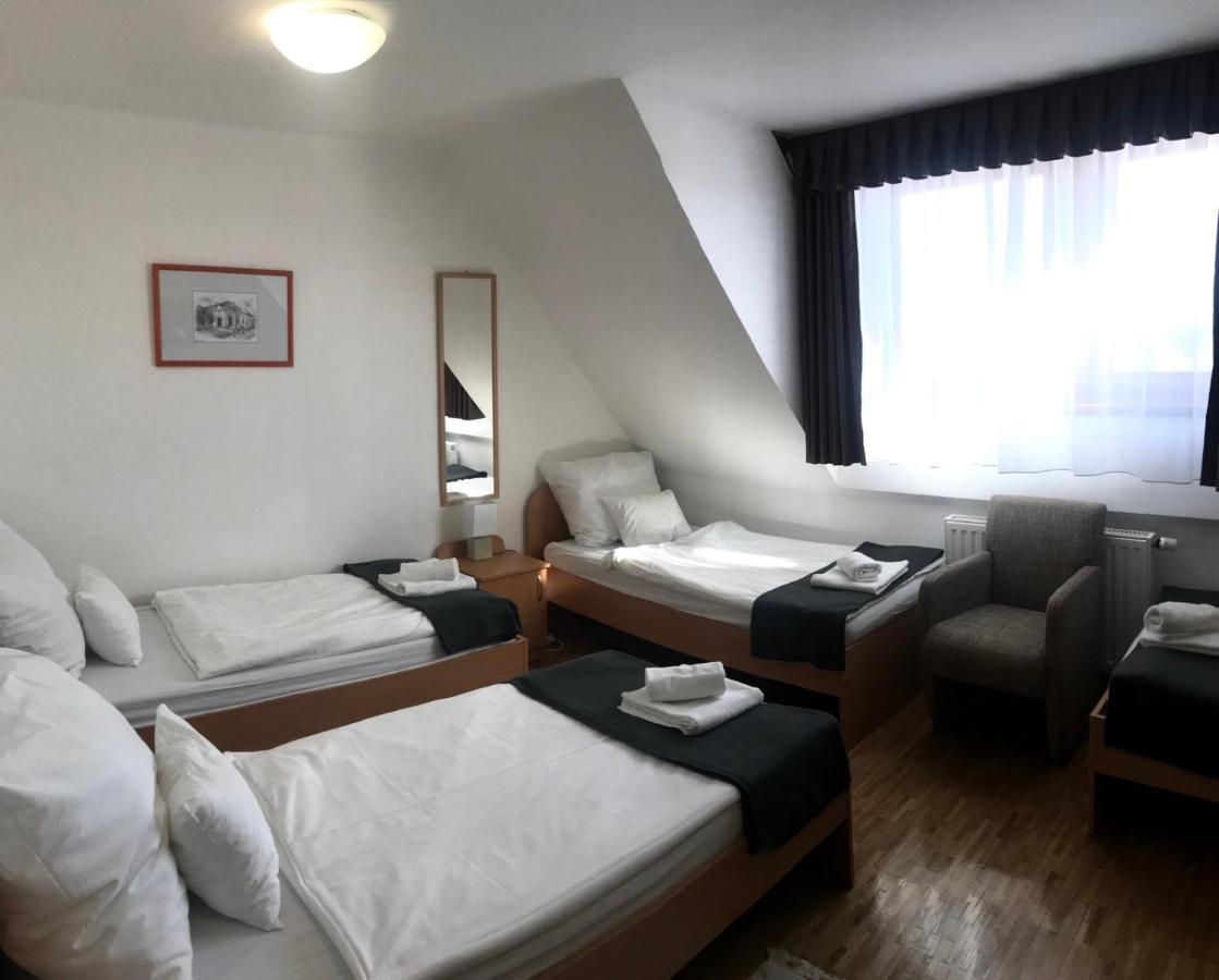 Huszarvar Hotel Kastelyszallo Серенч Экстерьер фото
